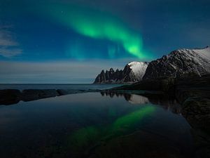 Nordlicht über den Bergen von Senja in Norwegen