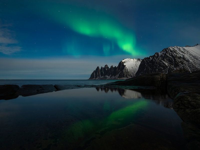 Nordlicht über den Bergen von Senja in Norwegen von Jos Pannekoek