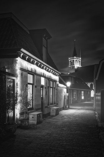 De Kerksteeg in Oudeschild op Texel in zwart-wit.