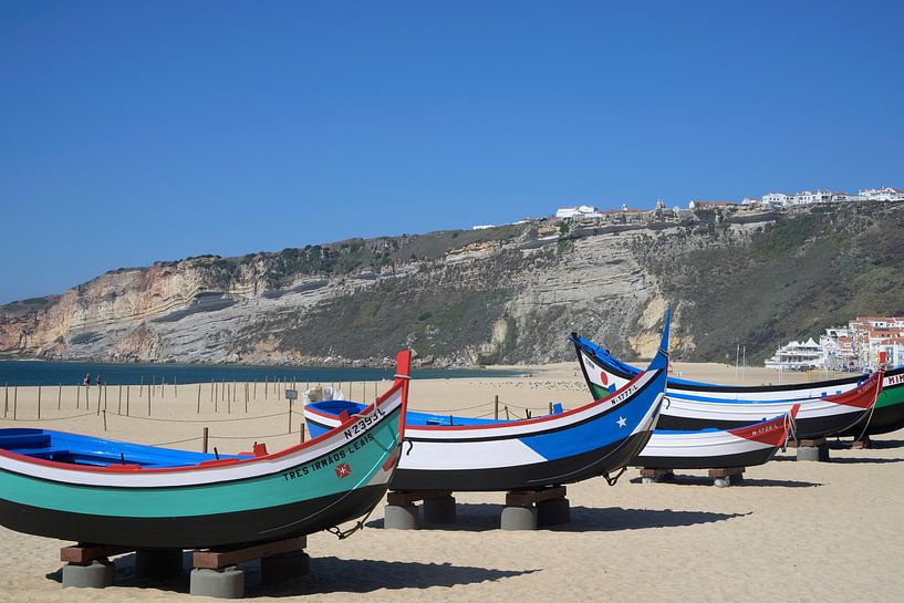 Fischerboote am Strand von Nazare von Barbara Brolsma