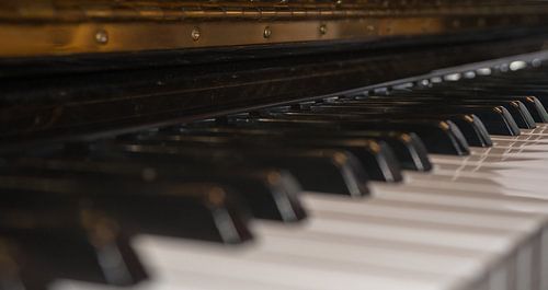 Close-up van een piano toetsenbord.