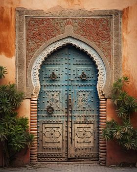 Prachtige poort met hoge deuren in Marrakech