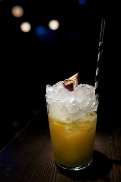 Cocktail met maracuja en ijs in een bar van Lensw0rld
