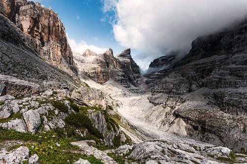 Aussicht auf die Gebirgswelt mit schroffen Felsen in den Dolomiten von Jens Seßler