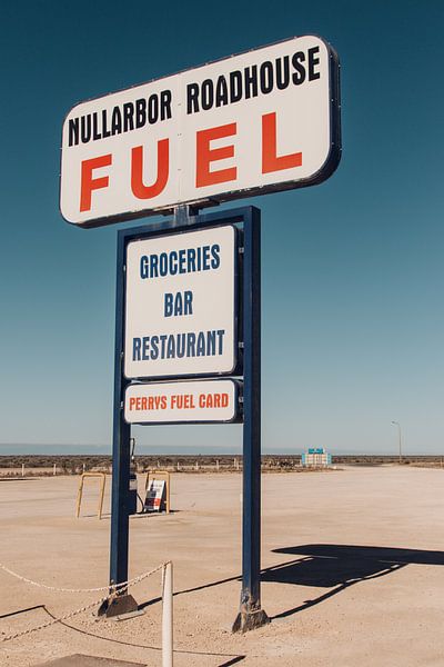 Retro tankstation bord langs de weg in Australie van Guido Boogert