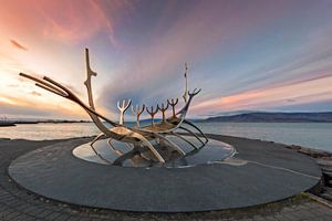 Sculptuur zon reiziger in Reykjavik van Dieter Meyrl