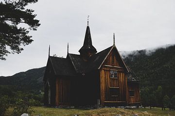 Oude staafkerk in Nore (Noorwegen) uit 1164 van Tim Deene