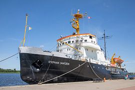 Ijsbreker "STEPHAN JANTZEN" in de haven van Rostock van t.ART