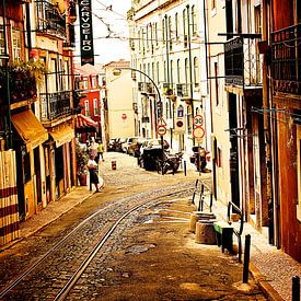 Straatje in Lissabon van Ruud Lobbes