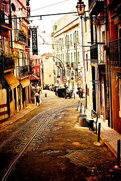 Straatje in Lissabon van Ruud Lobbes