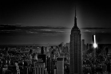 Uitzicht op New York inclusief One World Trade Center en Empire State Building in zwartwit van Phillipson Photography