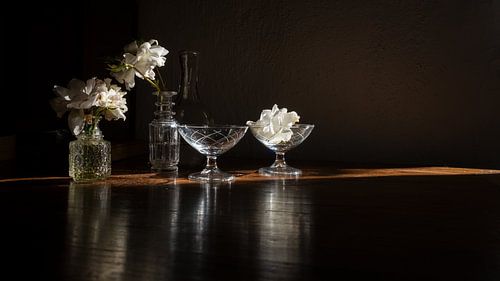 Nature morte avec des roses blanches - sombre