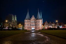 La porte de Holsten à Lübeck la nuit sur Animaflora PicsStock