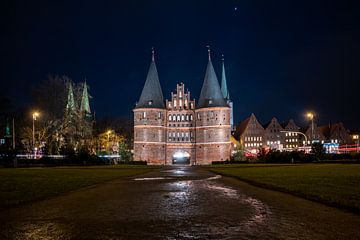 Holsten Poort in Lübeck bij nacht van Animaflora PicsStock