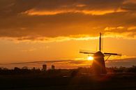Warme en levendige zonsopgang boven de molen van Digikhmer thumbnail