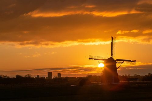 Warmer und lebendiger Sonnenaufgang über der Windmühle