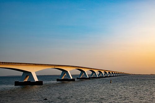 Die Zeelandbrug mit Sonnenaufgang.