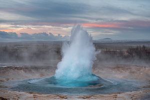 Geysir IJsland bij zonsondergang van Leon Brouwer