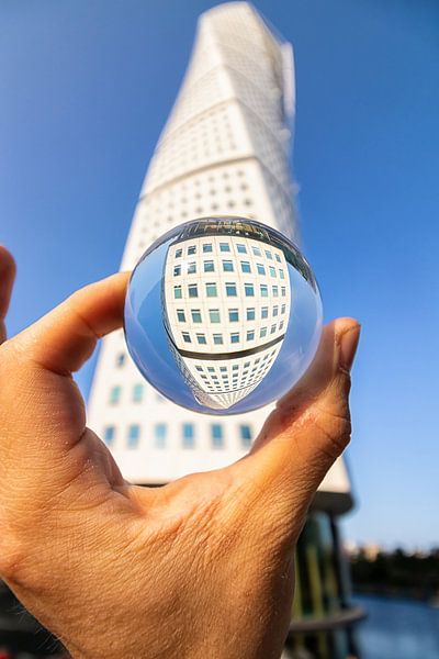 Turning Torso in een glazen bol van hugo veldmeijer
