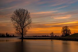 Des couleurs chaudes au bord de la rivière sur René Groenendijk
