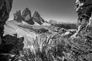Blick auf die drei Zinnen in den Dolomiten in schwarzweiß von Manfred Voss, Schwarz-weiss Fotografie