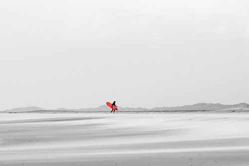 Das rote Surfbrett - Midsland Beach by the Sea, Terschelling von Surfen - Alex Hamstra Photography