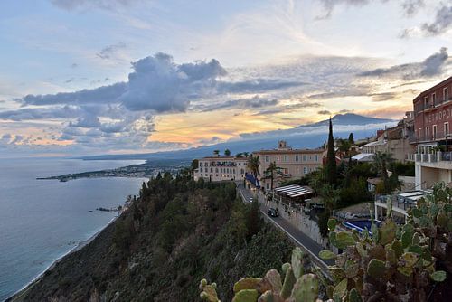 Magische zonsondergang in Taormina met uitzicht op de Vukan Etna