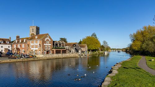 Pub britannique au bord de la rivière Frome, dans le Dorset, en Angleterre