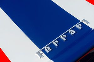 Detailansicht eines Ferrari 550 Maranello mit blauen Streifen. von Sjoerd van der Wal Fotografie