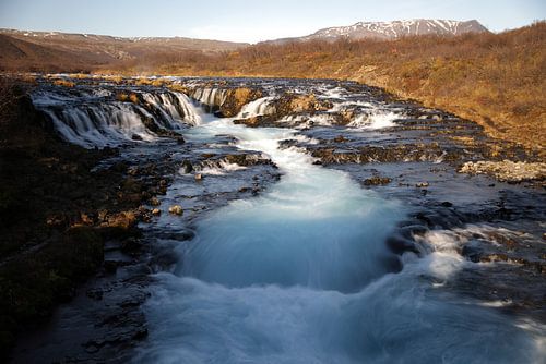 Prachtige turquoise Bruarfoss waterval, IJsland