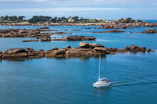 Rosa Granitküste in der Bretagne bei Ploumanach, Frankreich