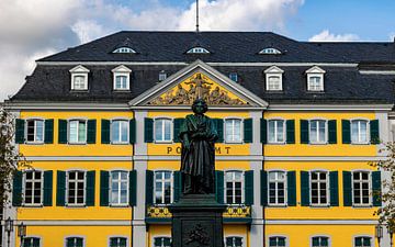 Oud postkantoor Bonn met standbeeld van Beethoven van Oliver März