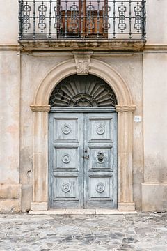 Tür in einem mittelalterlichen Dorf in Italien
