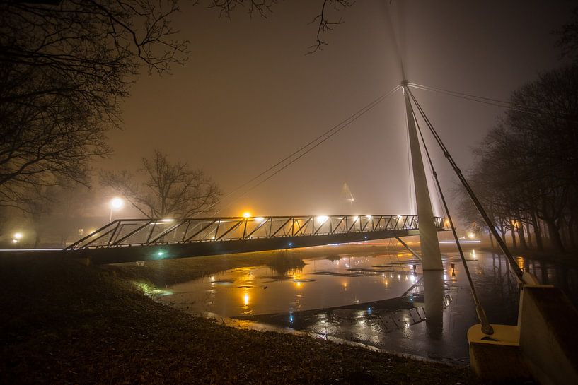 Fietsbrug bij Drachten in de mist van Maurice Hamming