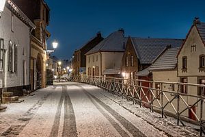 Elsloo in de avond in de winter met sneeuw