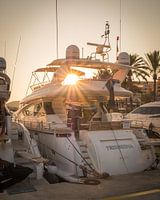 Motorjacht bij zonsondergang. Puerto Portals, Mallorca