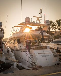 Yacht à moteur au coucher du soleil. Puerto Portals, Majorque sur Paul Kaandorp