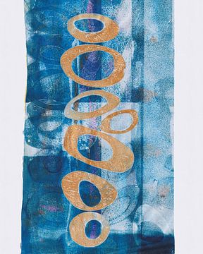Golden Circle Print op blauwe achtergrond van Aribombari - Ariane Nijssen