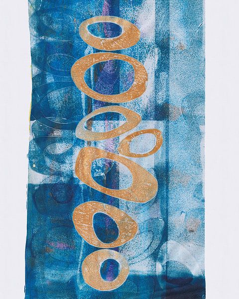 Cercle d'or imprimé sur fond bleu par Aribombari - Ariane Nijssen