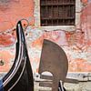 Silhouetten von Gondeln in Venedig von Arja Schrijver Fotografie