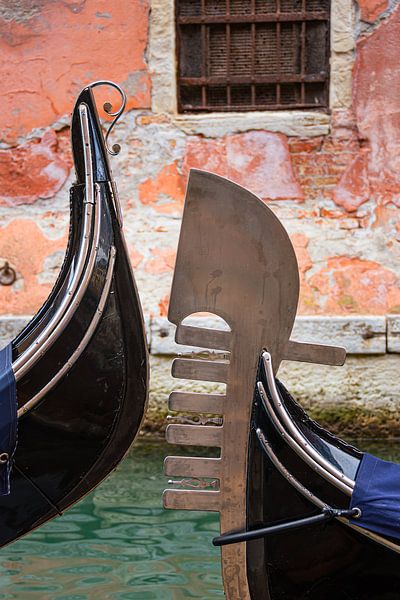 Silhouetten van gondels in Venetië van Arja Schrijver Fotografie