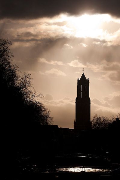 De Domtoren onder een dreigende lucht. van Ramon Mosterd
