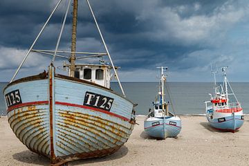 Dänische Fischerboote am Strand von Menno Schaefer