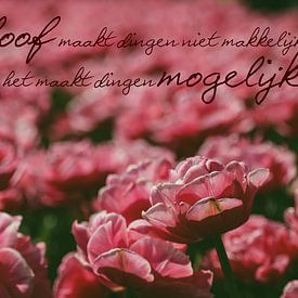 Tulpenveld met christelijke quote van Wilma Meurs