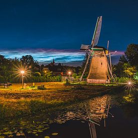 Zemel molen in Lisse onder lichtende nachtwolken van Dave Adriaanse