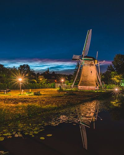 Zemel molen in Lisse onder lichtende nachtwolken