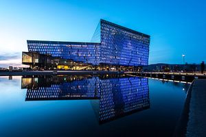 Harpa mit seinem Spiegelbild kurz nach Sonnenuntergang