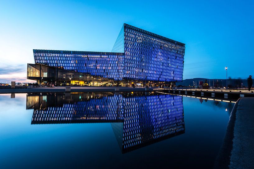 Harpa avec son reflet juste après le coucher du soleil par Gerry van Roosmalen