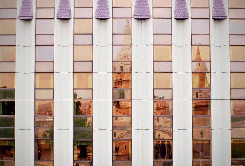 Reflet d'un Bâtiment Emblématique à Budapest - Photographie de Voyage par Carolina Reina Photography