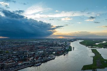 La belle ville hanséatique de Kampen vue du ciel. sur Evert Jan Kip